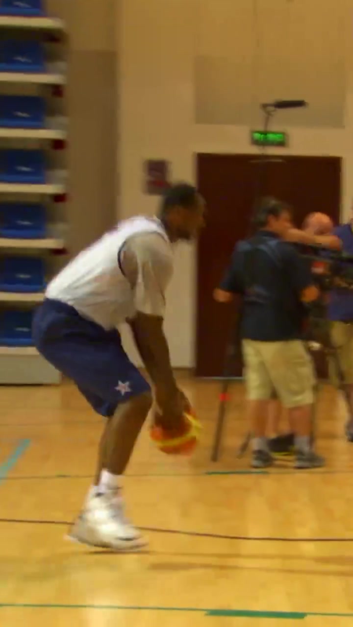 08年美國夢八隊內(nèi)訓練詹姆斯和保羅互相打鬧甜瓜一旁看著