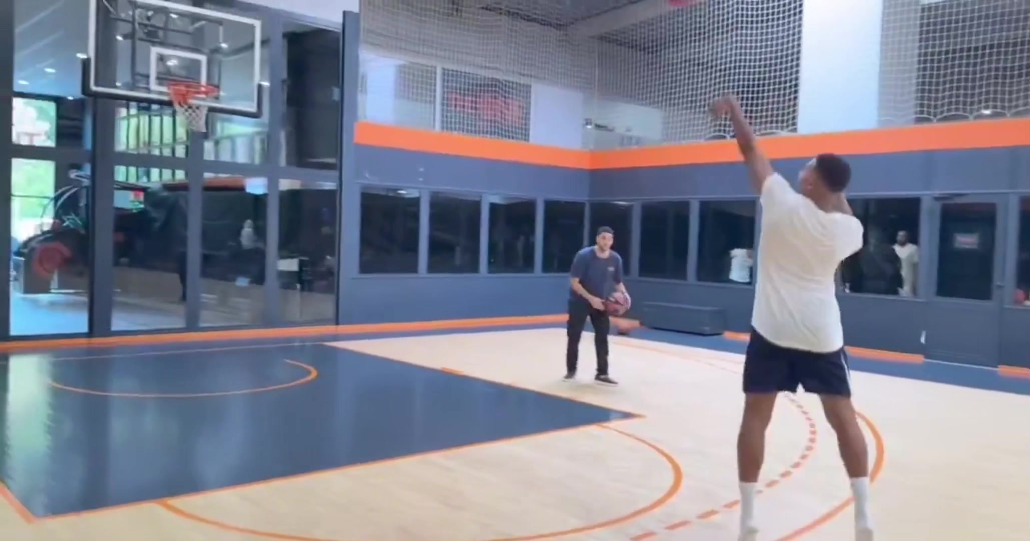 錯失戴帽姆巴佩在籃球場練習投籃投三次3分進兩球