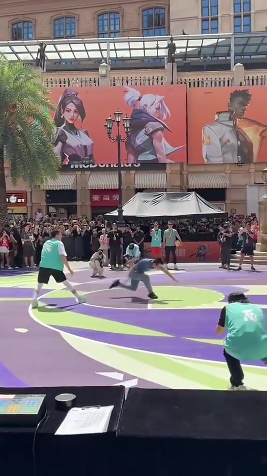 太狠了郭艾倫一個(gè)急?；乩祆o雨直接飛了出去....