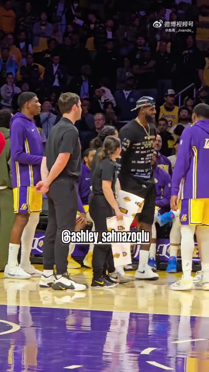 養(yǎng)傷中的詹姆斯今天又坐不住了拿著球就想投個(gè)籃