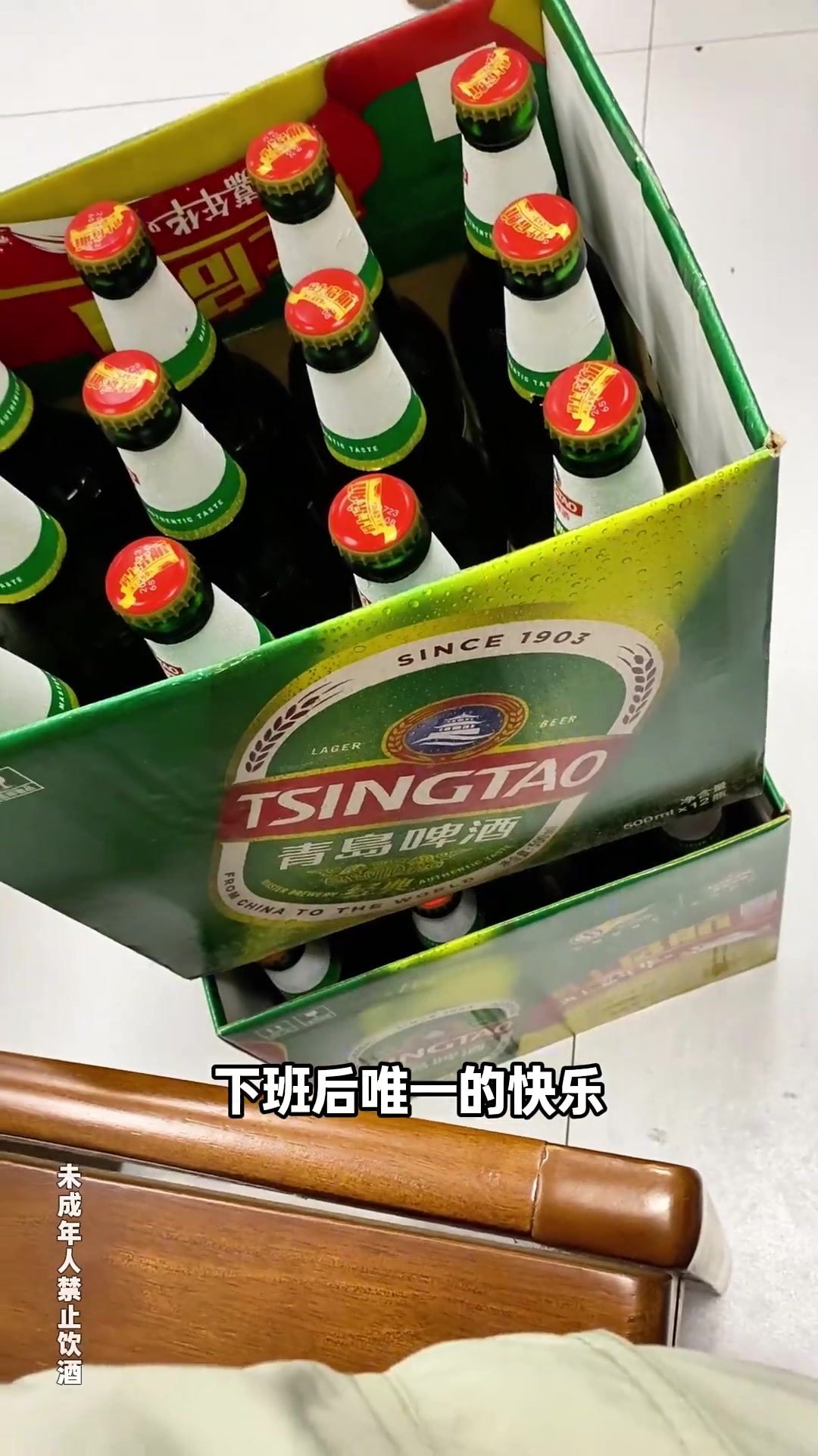 球隊(duì)總經(jīng)理下班后的快樂朱芳雨托粉絲的福今天存兩箱酒