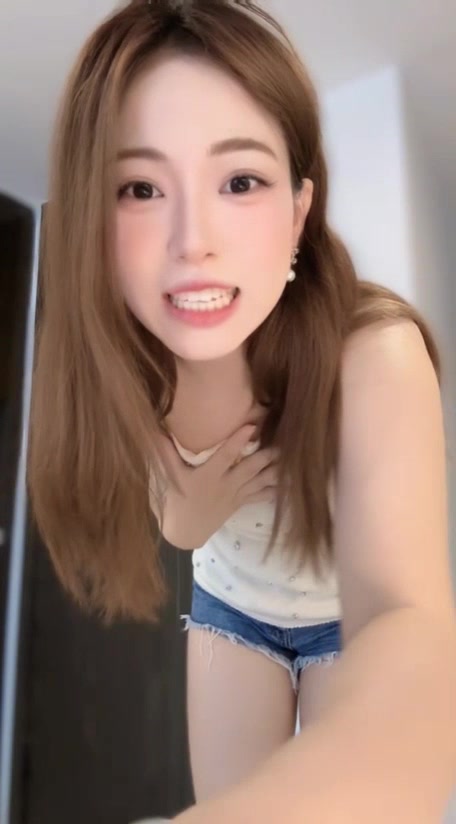 遼寧啦啦隊蛋卷姐姐直播時涉嫌違規(guī)被警告生氣的樣子好可愛