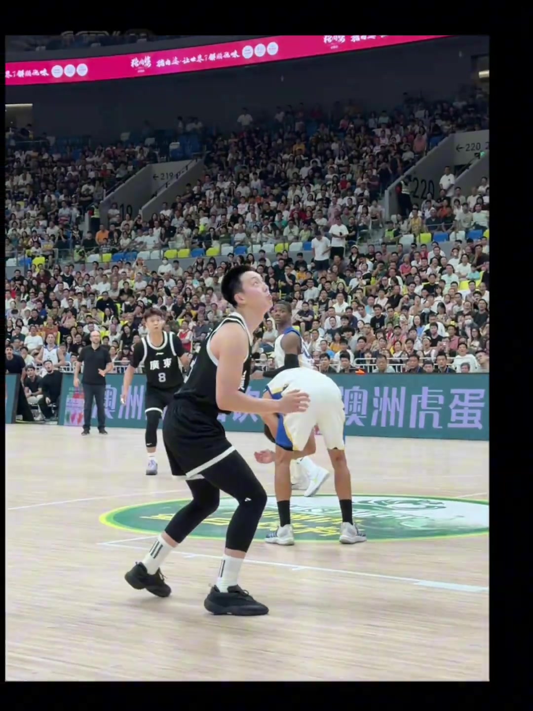 忍不住笑了胡明軒想要分球外線結(jié)果直接砸對手腦袋上