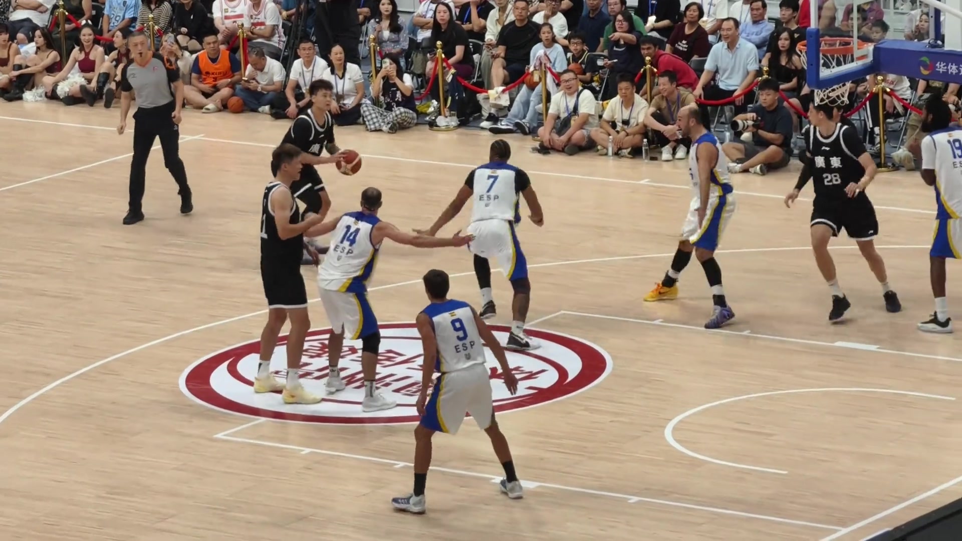 還是熟悉的周隊(duì)周鵬場上因?qū)κ中幼髦苯右蝗煞瓕κ? title=