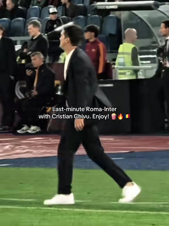 全神貫注意甲官推曬國米大戰(zhàn)羅馬最后時刻場邊的齊沃