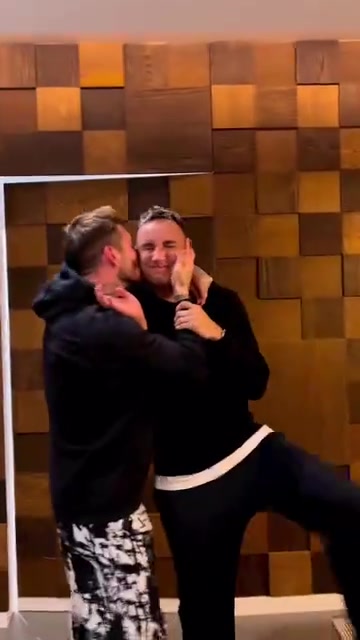 要不是知道這倆是誰(shuí)名場(chǎng)面拉莫斯強(qiáng)吻納瓦斯