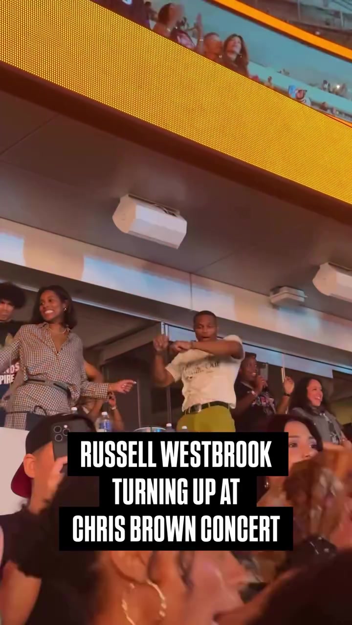 先嗨再說威少攜妻子現(xiàn)身克里斯-布朗演唱會(huì)大秀舞蹈天賦