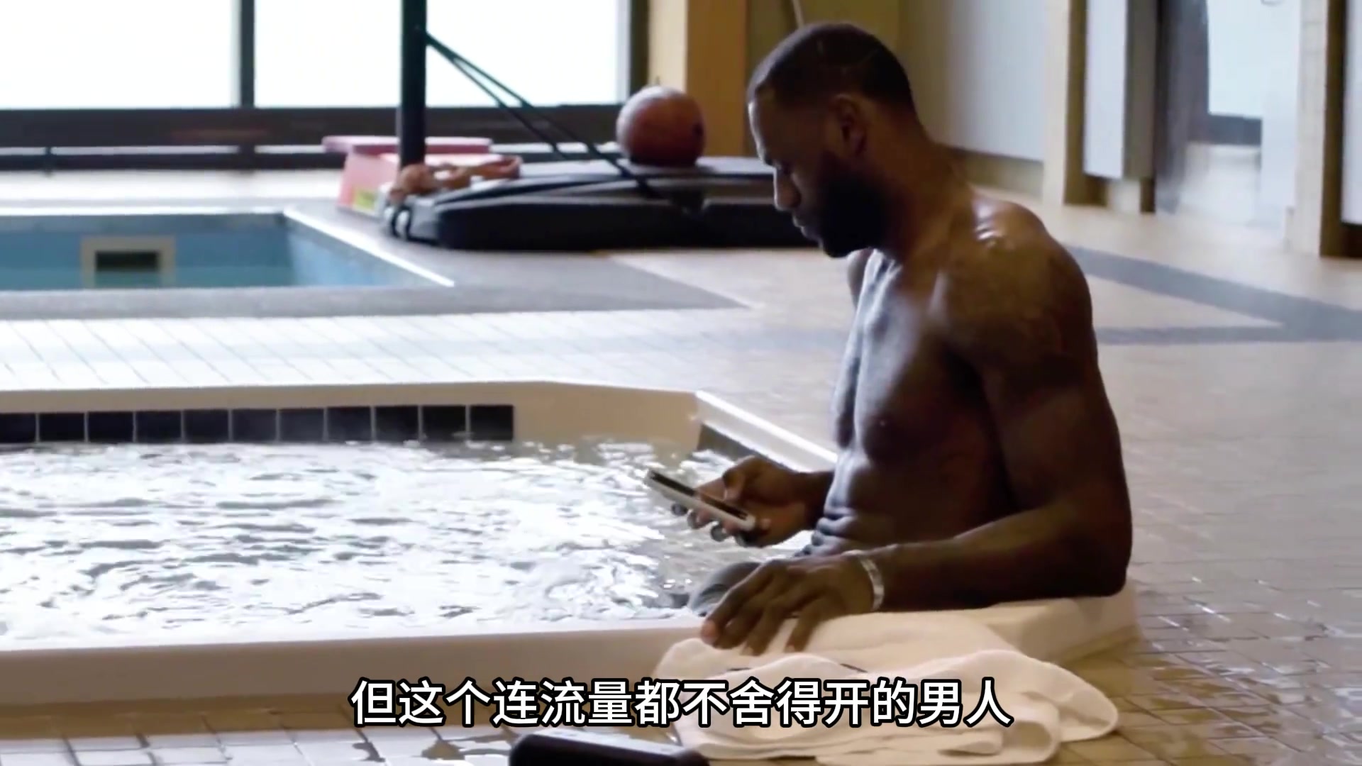 詹姆斯的首位教練 既是他的人生導(dǎo)師 又是他的保姆和養(yǎng)父