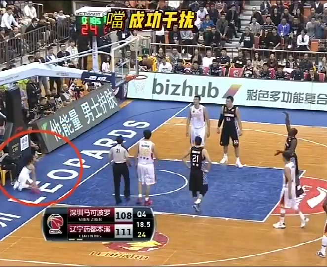 CBA也有性感啦啦隊哈德森此前被啦啦寶貝干擾罰丟關(guān)鍵球