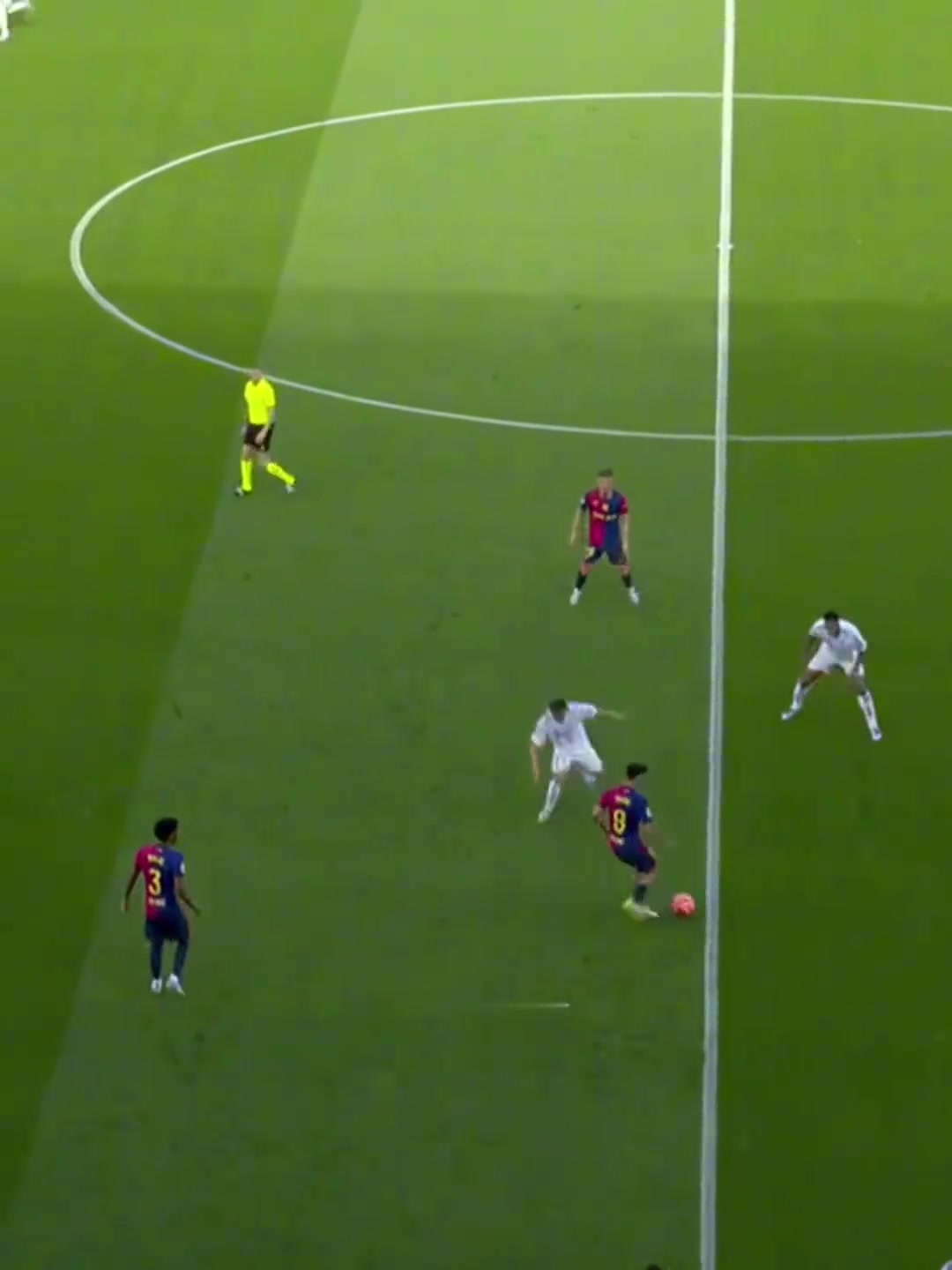 現(xiàn)役最好的中場之一巴薩球迷他仿佛穿著燕尾服在踢球