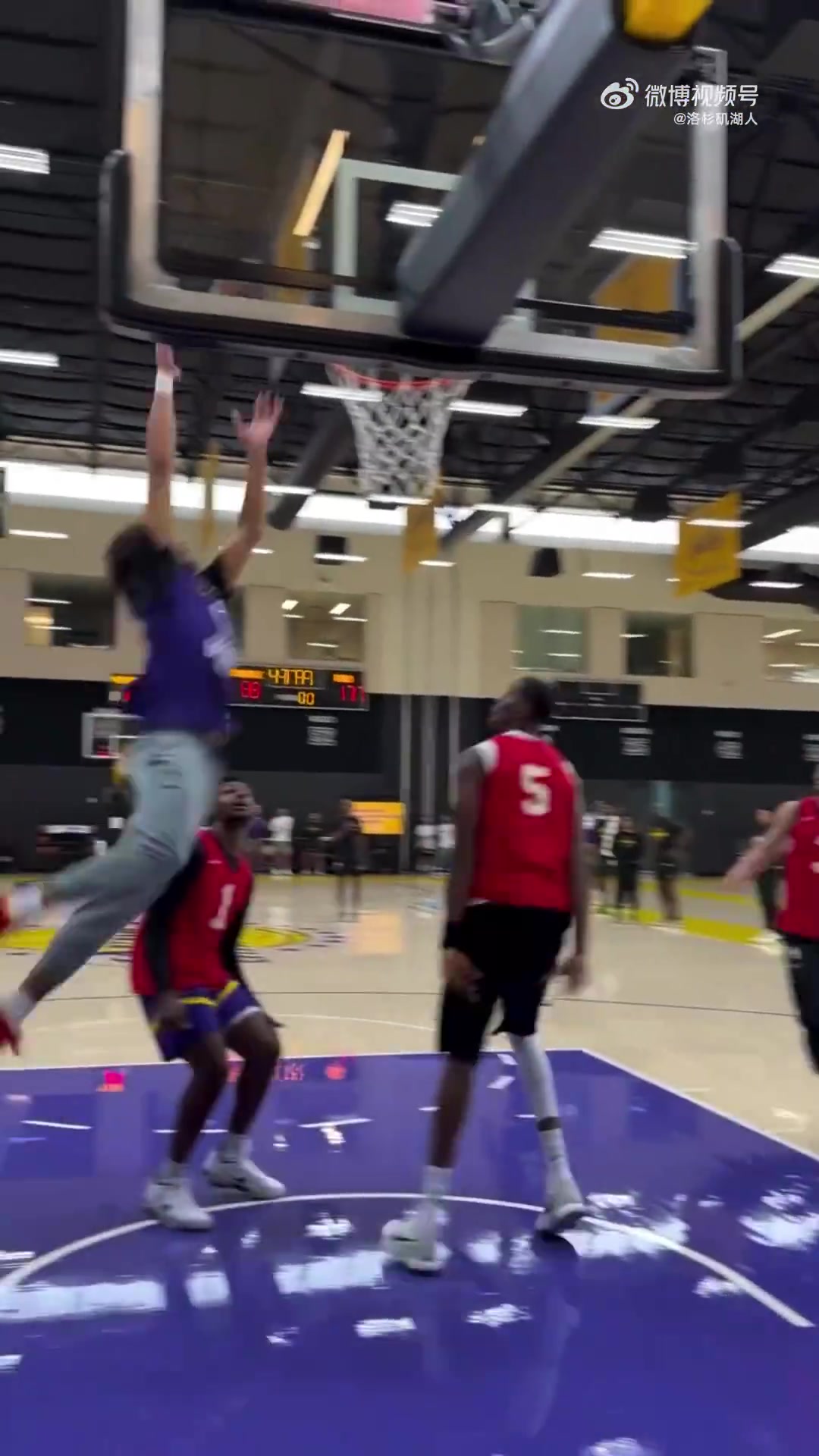 揭幕戰(zhàn)輸球不影響氣氛湖人今日訓練視頻一覽