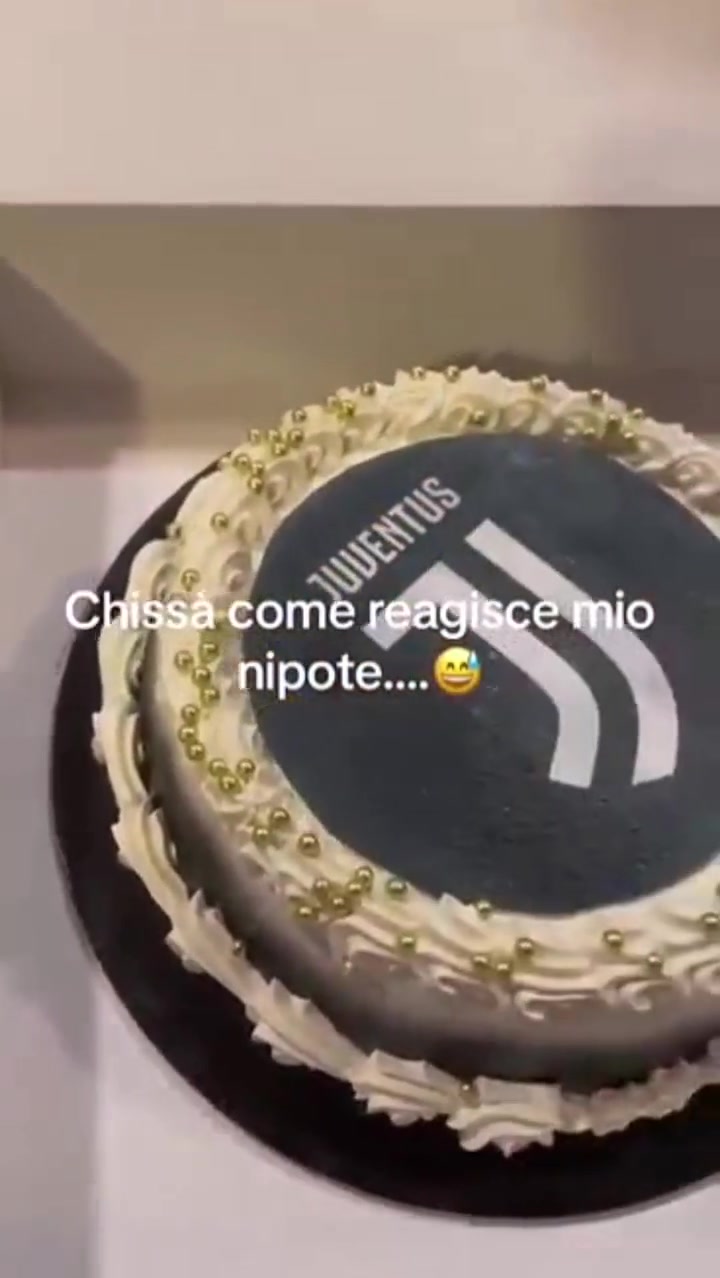 被送尤文隊徽的生日蛋糕這位國米小球迷的反應(yīng)太真實(shí)了