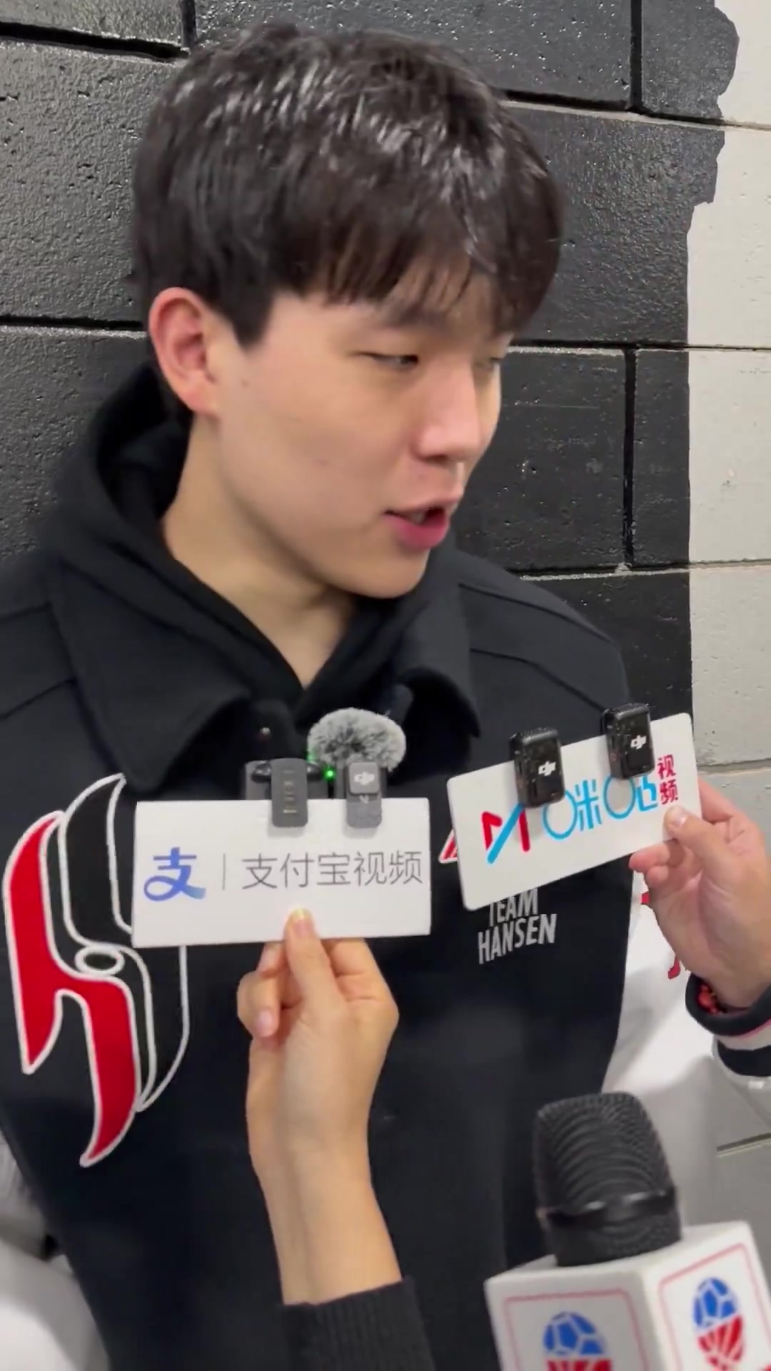 在替補(bǔ)席和隊(duì)友喊得最多的是瀚森不能說有時(shí)候有點(diǎn)罵人的