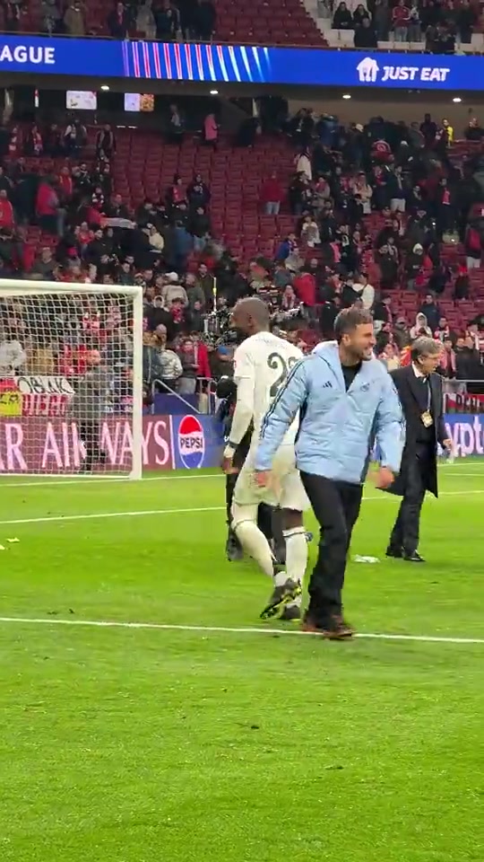 此前呂迪格向馬競球迷做斗牛士動作馬競球迷回?fù)舻V泉水瓶