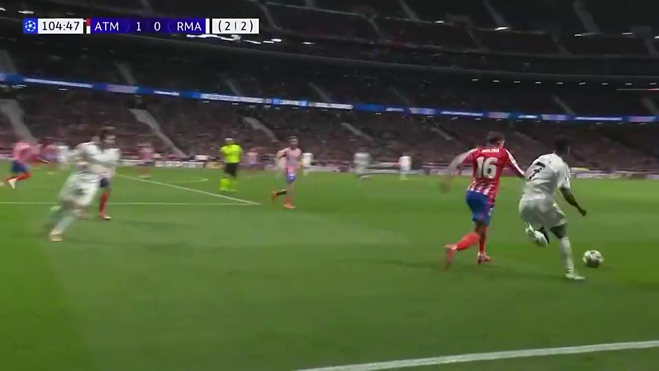 此前維尼修斯被斷后直接擺爛貝林拍地怒吼維尼修斯