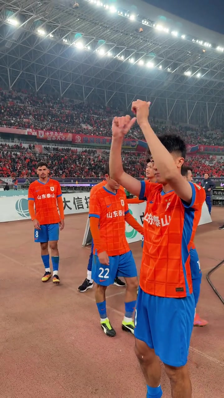 山東泰山隊賽后精彩瞬間劉洋的英語水平突飛猛漲