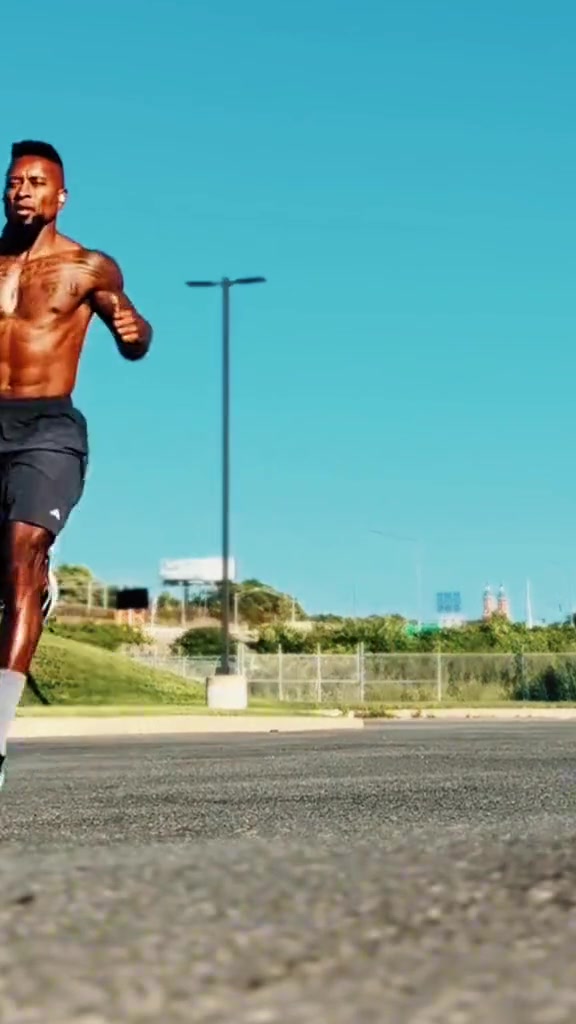 魔鬼筋肉人澤-羅伯托這個(gè)50歲的老男人對自己太狠了