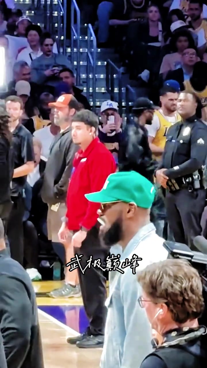 小小的不自律老詹觀賽有點(diǎn)無(wú)聊吃起了棒棒糖