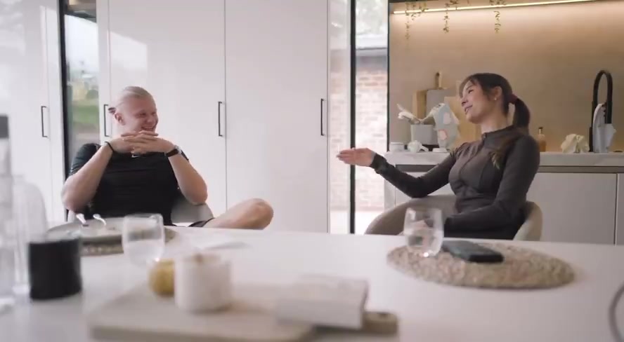 哈蘭德女友一開始喜歡哈蘭德的摯友直到遇到哈蘭德才是真愛