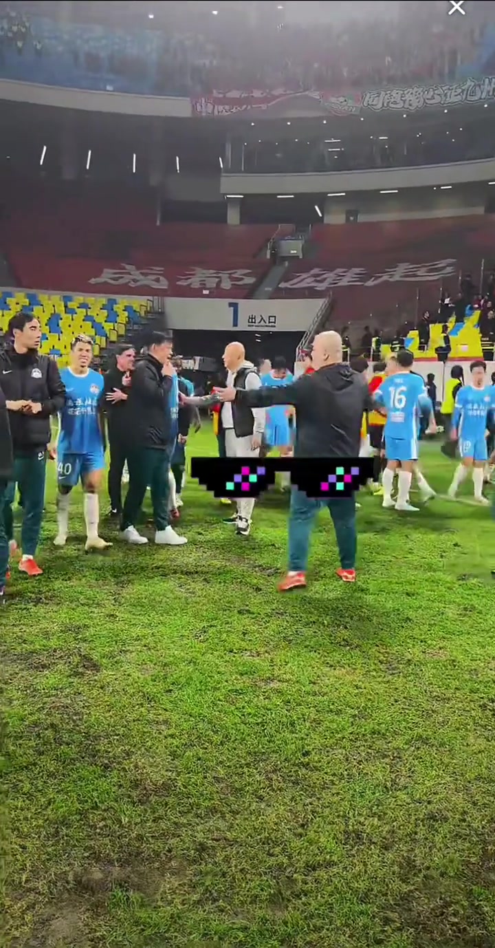 不應該啊賽后蓉城球迷怒罵河南隊球員泄憤
