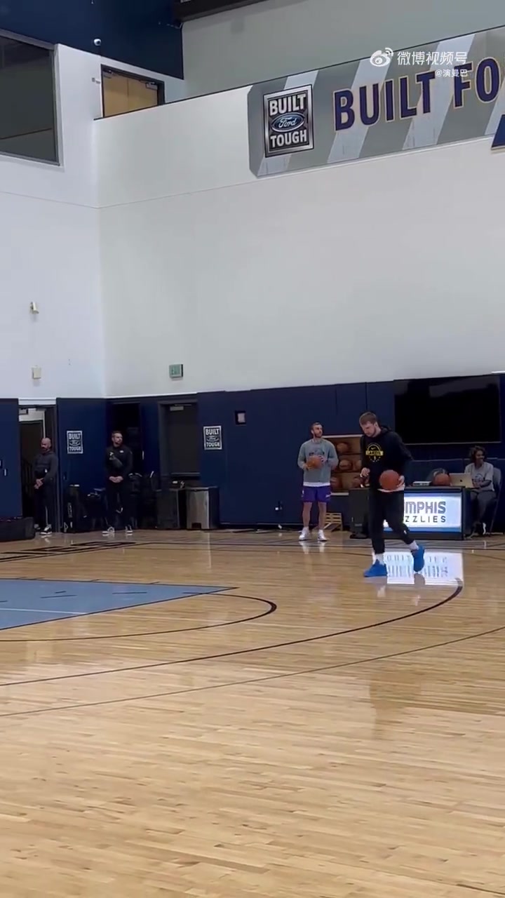 今天要復(fù)出東契奇參加隊(duì)內(nèi)訓(xùn)練狀態(tài)相當(dāng)輕松