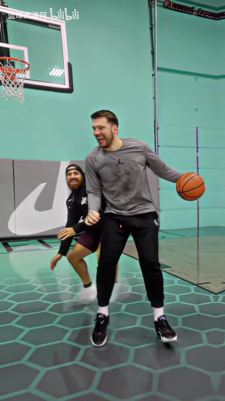 不僅是節(jié)奏而是藝術(shù)慢鏡頭看東契奇的進(jìn)攻簡直得分如喝水啊