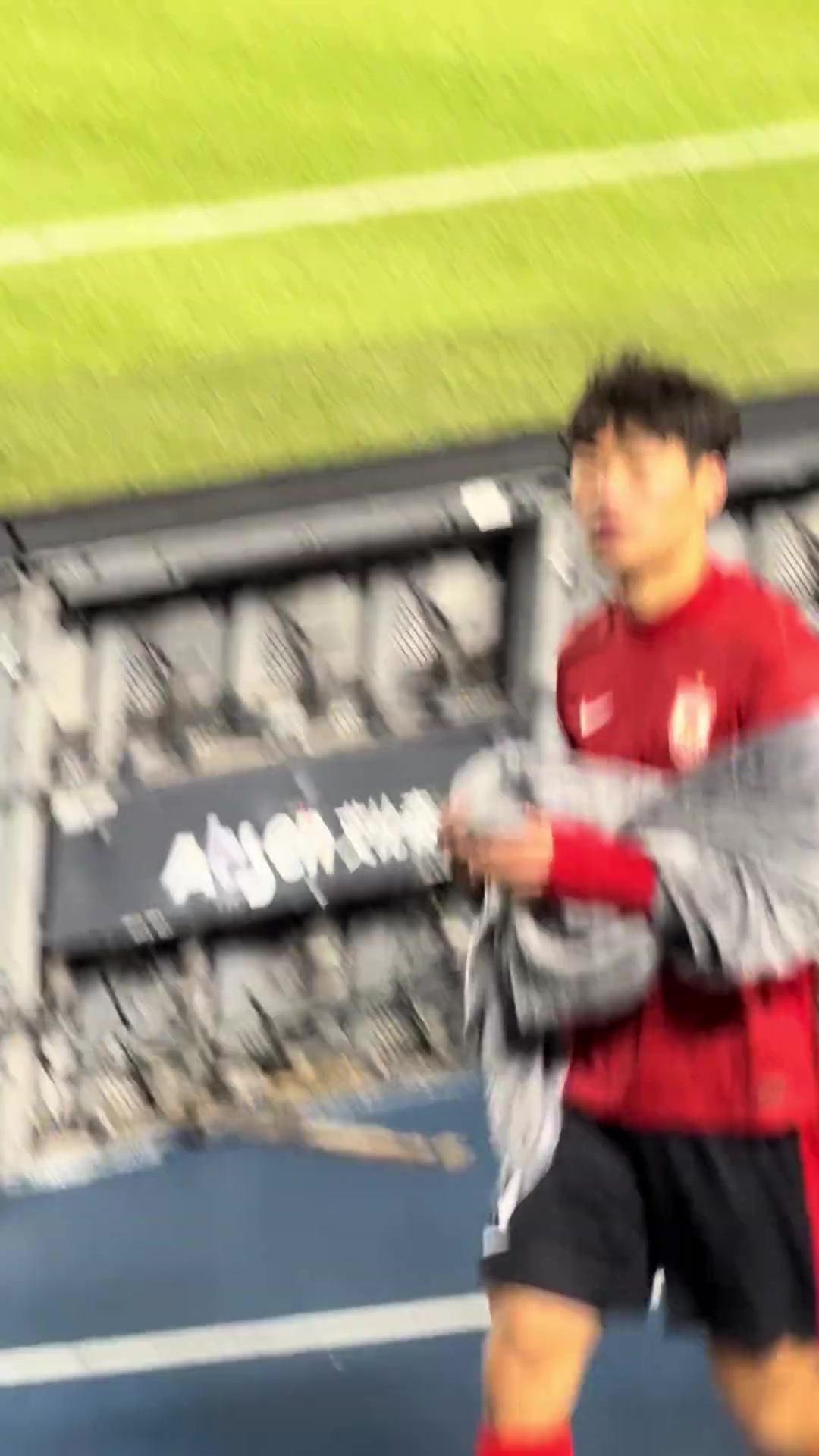 實(shí)拍慘敗國安后長春亞泰球員賀一然面對球迷指責(zé)做出這個(gè)動(dòng)作