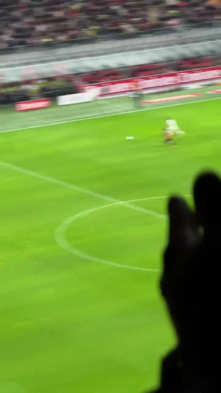 老當(dāng)益壯球迷現(xiàn)場實拍莫德里奇回追防守卡位