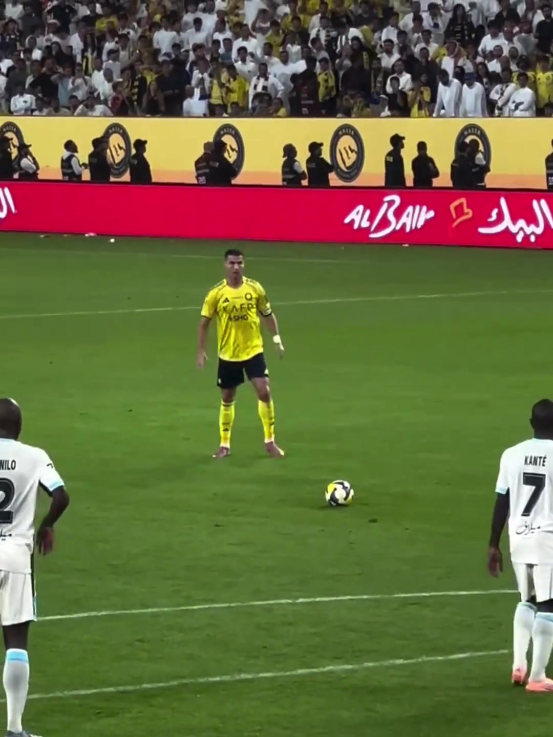 會懷念曾經(jīng)無所不能的自己嗎C羅任意球主罰前默默給自己鼓勁