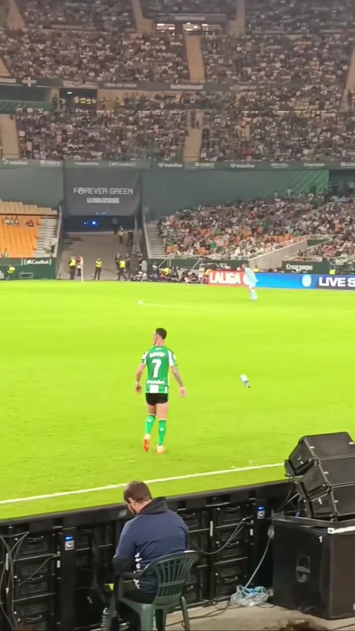 圓神發(fā)力安東尼喝水時發(fā)現(xiàn)球隊發(fā)起進攻立馬要球助攻隊友破門