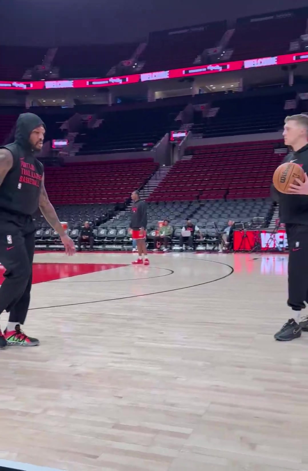 這狀態(tài)看起來很不錯啊利拉德已經(jīng)開始訓練急停后撤步三分